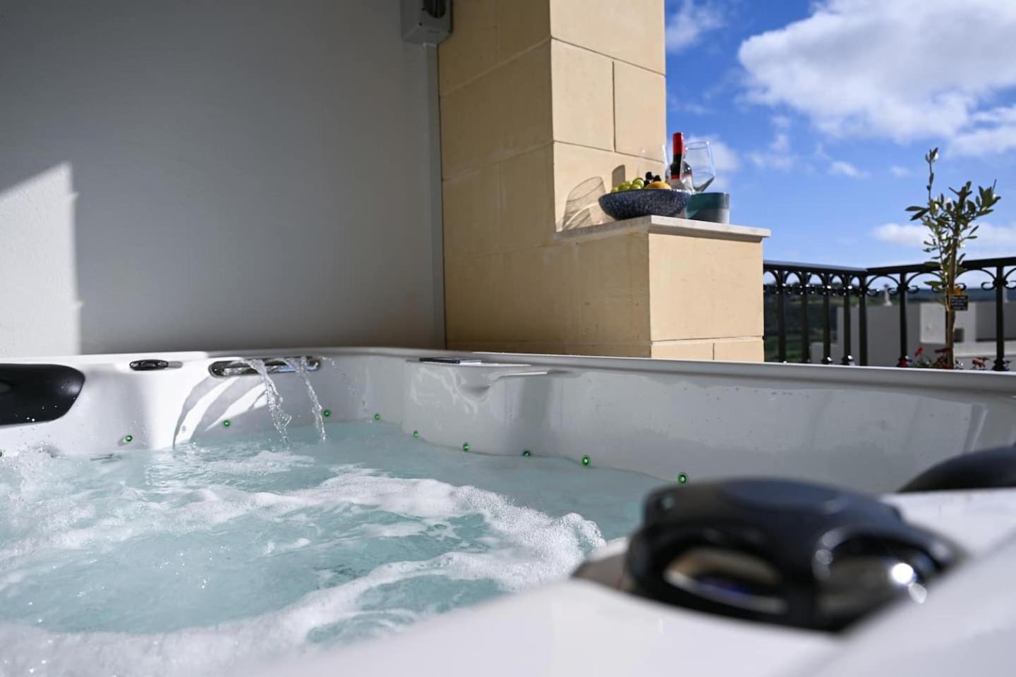 Fl 3 Ta'Lonza Luxury With Hot Tub By Homely Mellieħa Εξωτερικό φωτογραφία